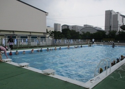 今年の水泳学習は1年生から3年生は学年で実施しています。