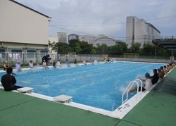 4年生から6年生はクラスごとに水泳学習に取り組んでいます。