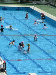 水泳の授業に参加する児童