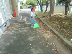 落ち葉を集める子どもの様子