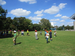 天気もよく広い公園でおにごっこやボール遊びを満喫しました。