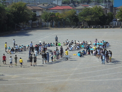 校庭に集まる高学年