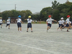 低学年リレーの様子