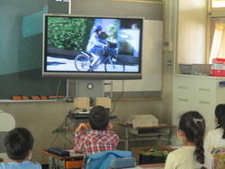 教室で映像を使い、自転車の交通ルールを確かめていきました。