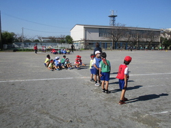 低学年紅白リレーの練習も校庭で始まりました。