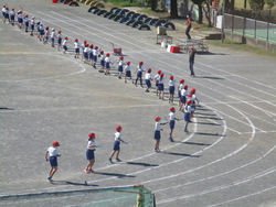低学年も隊形移動を校庭で初練習しています。