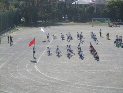 昼休みには応援団も初めて校庭で練習しました。