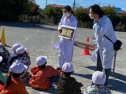 栄養教諭の髙木さんのお話を聞く児童