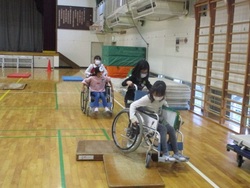 3つ目は体育館で車椅子体験です。
