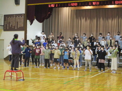 18日の朝、6年生が体育館で発表会の練習をしました。