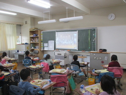 給食時間に全校児童が教室で発表を視聴しました。