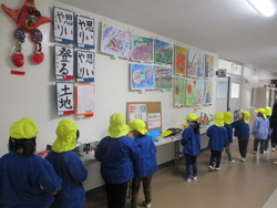 幼稚園の年長さんと年中さんが校内作品展の鑑賞に来校しました。