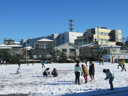 雪で遊ぶ児童