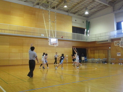 体育館ではミニバスケットボール部の試合です。