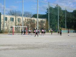 校庭ではサッカー部の試合です。