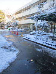 先生方が除雪して歩きやすくなりました。