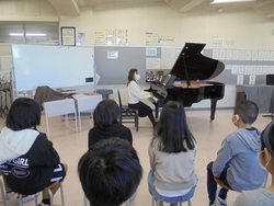 演奏に聴き入る子ども達の様子