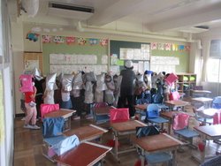 1年生は富岡小学校で初めての訓練です。