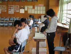 聴力検査をしている写真