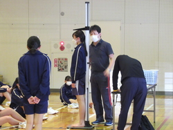 身長を測定している写真