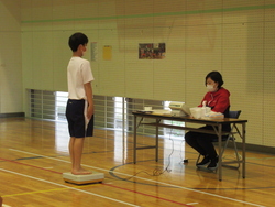 体重を測定している写真
