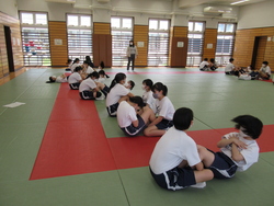 上体起こしをしている写真