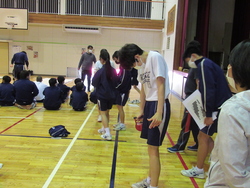 握力測定をしている写真