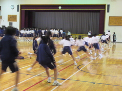 反復横跳びを行っている写真