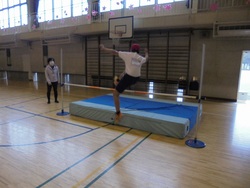 体育館では走り高跳びの練習しています