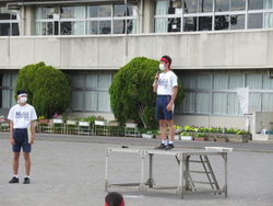 応援団長が決意表明している写真