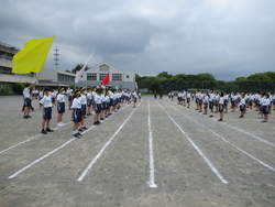 応援団を中心にエールの練習をしている写真