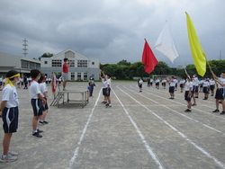 応援団長が選手宣誓をしている写真