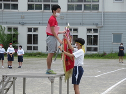 優勝旗返還の練習をしている写真