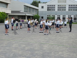 吹奏楽部が校歌を演奏している写真