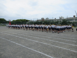開会式の隊形に整列している写真