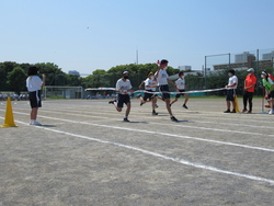 ゴールテープを切る写真