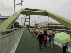 橋を渡ると富岡地区です