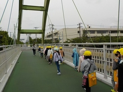橋から見える富岡小学校です。