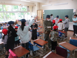 紺色帽6年生が赤帽1年生の教室に行きました