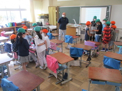 次は緑帽4年生がオレンジ帽2年生の教室で交流