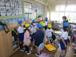青帽5年生の教室で黄色帽3年生が交流