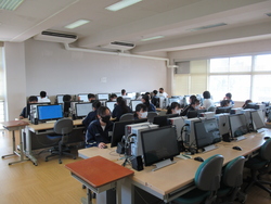 パソコン室でテストを受けている写真