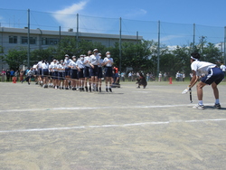 3年生白組が長縄跳びをしている写真