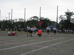 障がい物走で玉入れをしている写真