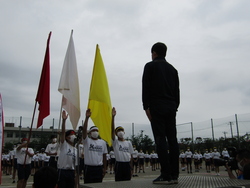 赤、白、黄色組の応援団長が、選手宣誓をしている写真
