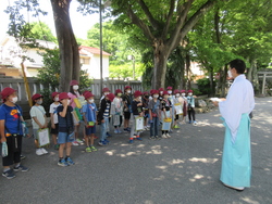 神主さんからお話を聞く様子