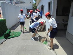 更衣室を掃除する児童の様子