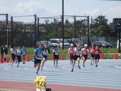 競技は女子400　mリレーから始まりました