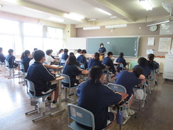 担任が避難訓練について教室で説明している写真