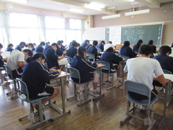 期末テストに真剣に取り組んでいる写真